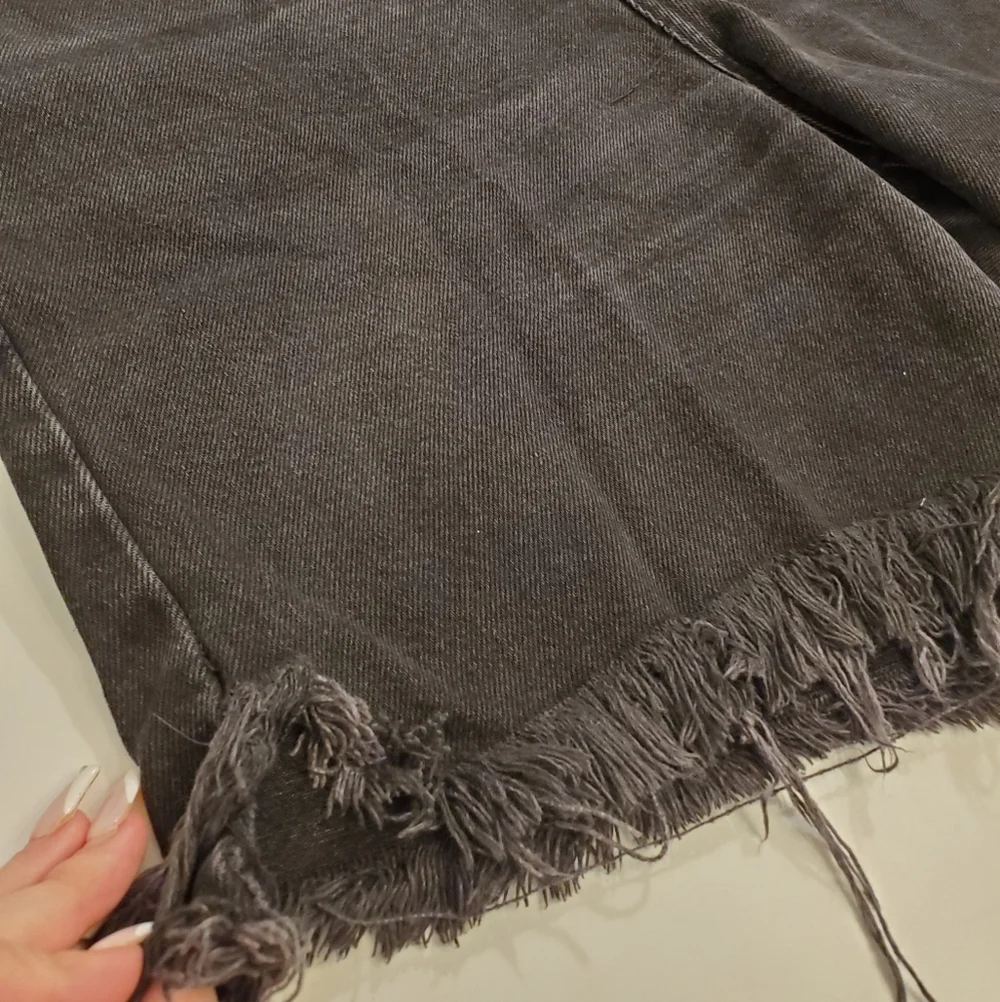 Vintage 90's NY Line Black Denim Distressed Shorts - Picture 5 of 10